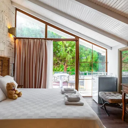 Lulu Hotel *